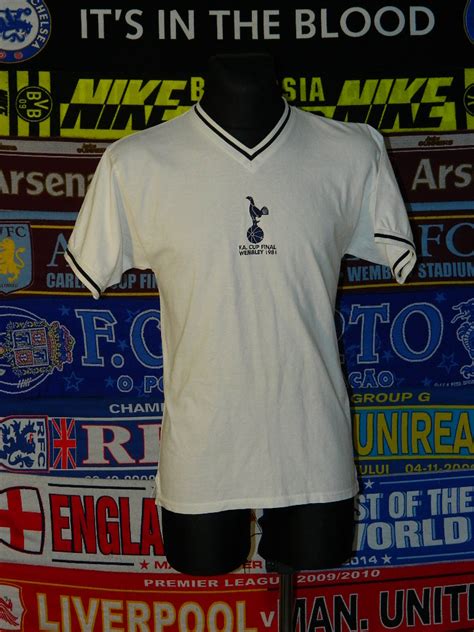 Tottenham Hotspur Retro Replicas football shirt 1981. Sponsored by no sponsor