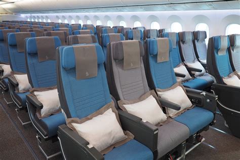 First Look: Singapore's 787-10 Dreamliner Economy Cabin