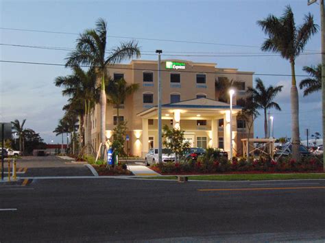 Boynton Beach Hotels Near Palm Beach Airport | Holiday Inn Express & Suites Boynton Beach West