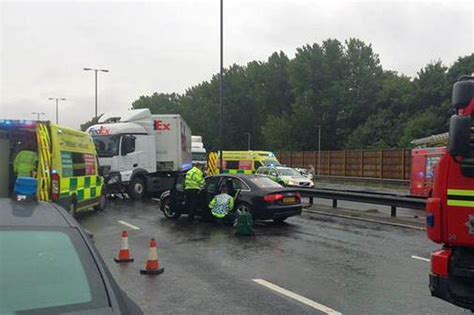 M6 lorry crash closes motorway causing gridlock and traffic chaos - ITV News