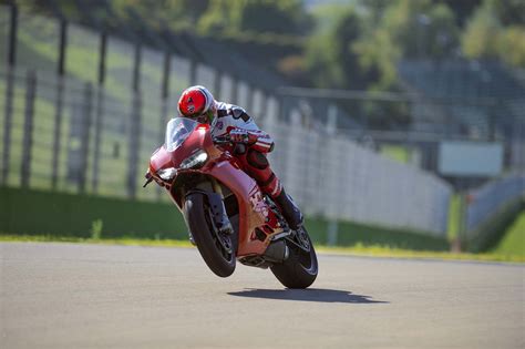 Ducati 1299 Panigale - 205hp, Across the Board - Asphalt & Rubber