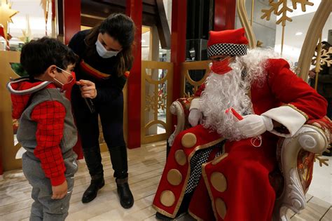 In photos: Christmas during COVID-19 pandemic | Daily Sabah