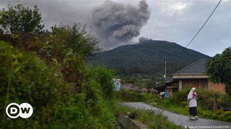 Indonesia: twelve people missing after eruption of volcano – DW – 12/04 ...