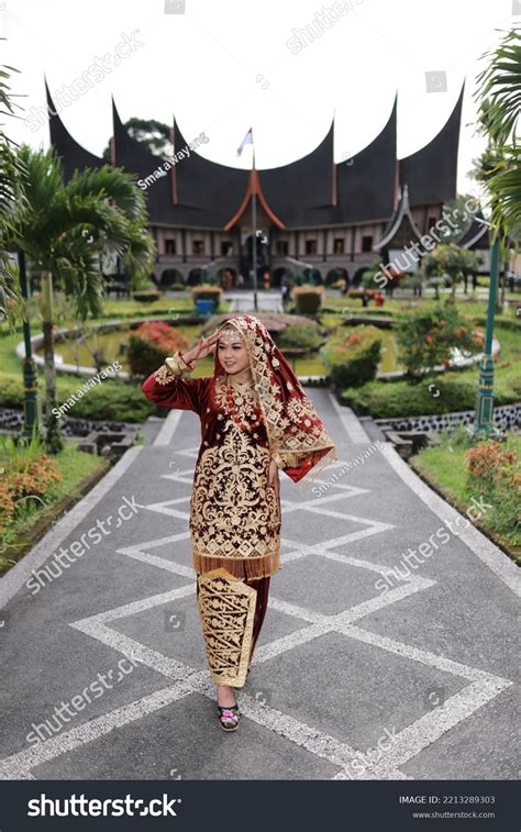 Beautiful Girl Wearing Minangkabau Traditional Clothes Stock Photo 2213289303 | Shutterstock