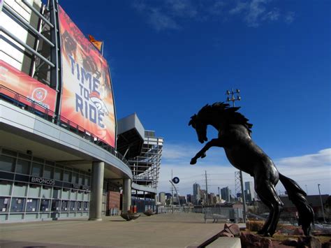 Photo Tour of the Denver Broncos Stadium | HowTheyPlay