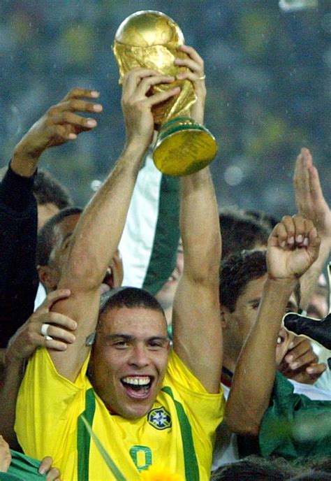 Ronaldo Nazario levantando la Copa del Mundo de 2002 celebrada en Corea ...