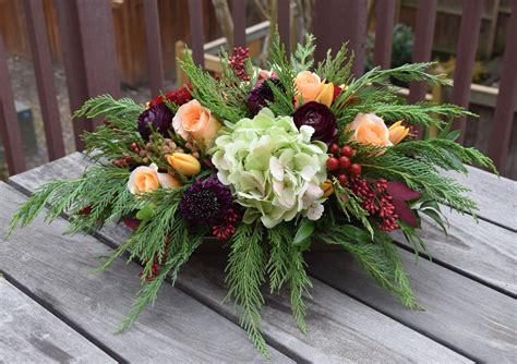 Table centerpiece for Christmas. | Fresh flowers arrangements, Christmas table centerpieces ...