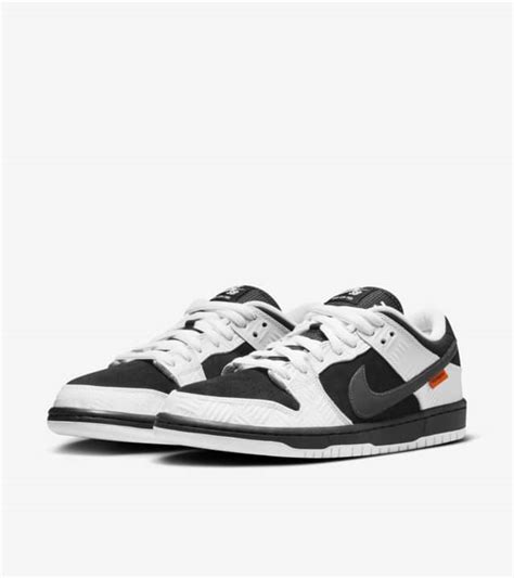 Nike SB x TIGHTBOOTH®︎ Dunk Low Pro 'Black and White' (FD2629-100) release date. Nike SNKRS PH