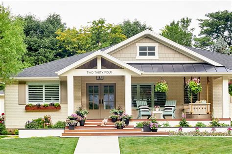 How a Deep Front Porch Brought Life to a Plain Ranch's Exterior