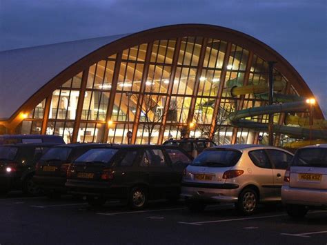 Littledown: leisure centre – main pool © Chris Downer cc-by-sa/2.0 :: Geograph Britain and Ireland