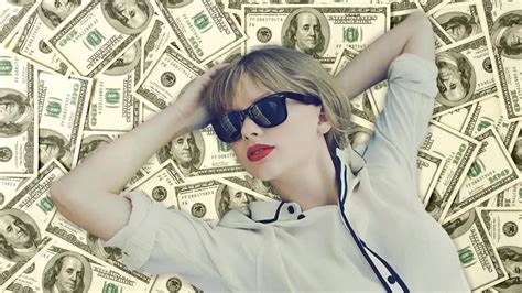 Taylor Swift is tipped to become a billionaire. It's sent fans into a spin | SBS The Feed
