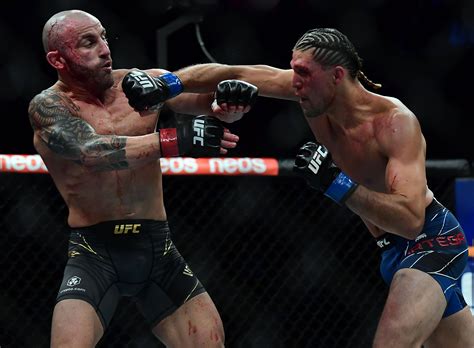 Alexander Volkanovski def. Brian Ortega at UFC 266: Best photos