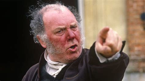 Freddie Jones: Tributes paid to Emmerdale and Elephant Man star - BBC News