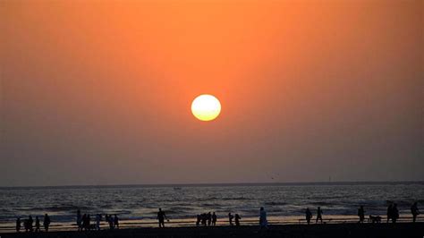 Four including two women drown at Karachi's Turtle, Seaview beaches - Pakistan - Dunya News