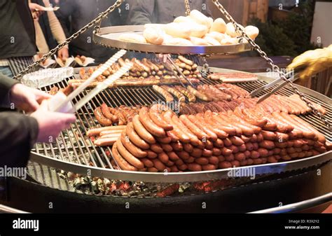 Grillen Würstchen am Grill zubereitet in einer Garküche der ...