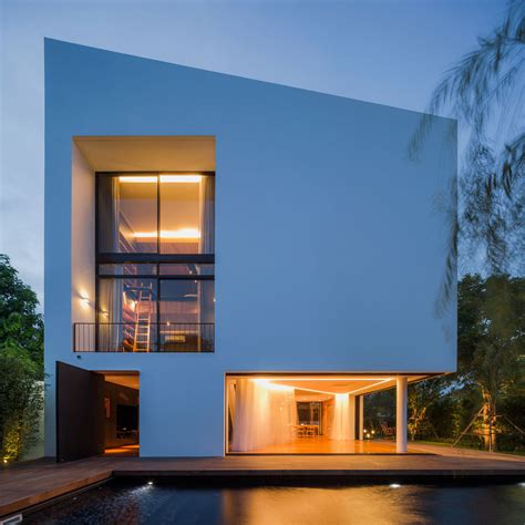 Modern White House with Integrated Angles and Corners