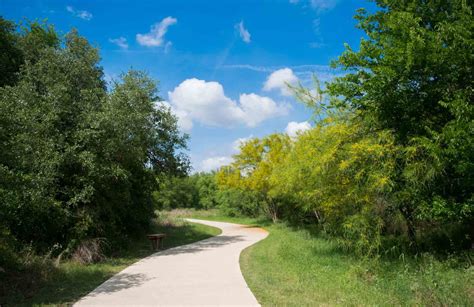 Hiking in Houston: 14 Stunning Houston Trails - Roaming the USA