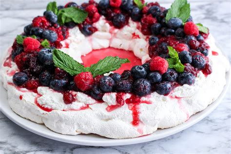 How To Make A Berry Meringue Wreath, Perfect For The Holiday Season ...