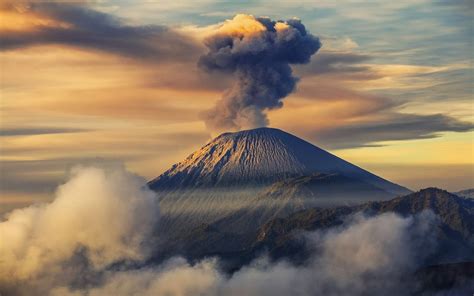 Gunung Semeru Erupsi, Wisatawan Pendaki Diminta Hati-hati - Bisniswisata