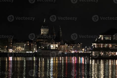 amsterdam canal at night view 20233438 Stock Photo at Vecteezy