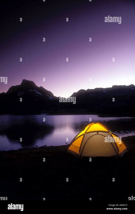 Camping tent next to Thousand Island Lake in the Sierra Nevada ...