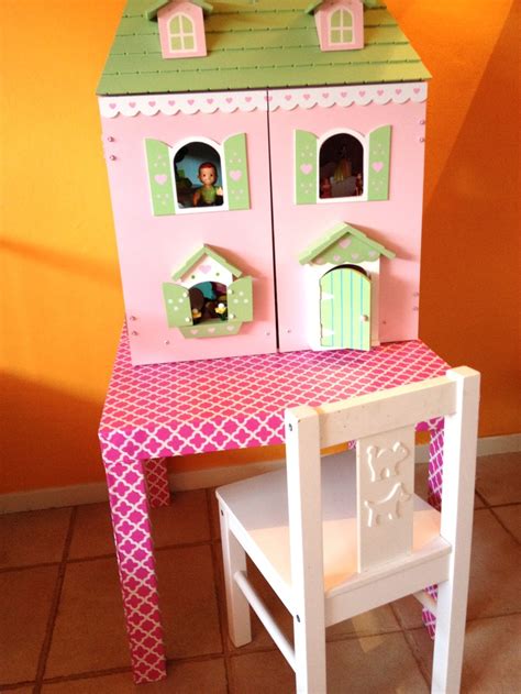 easy DIY... for the table. It's an IKEA 'lack' table covered with pretty hot pink shelving paper ...