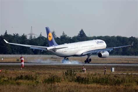 Lufthansa Airplane Touching Down Runway Editorial Stock Image - Image of flights, planes: 167099884