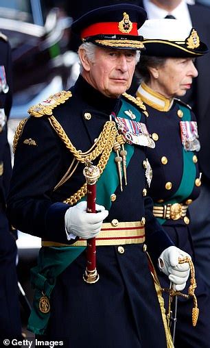 Royal expert warns it is a MISTAKE for King Charles III to allow Andrew ...