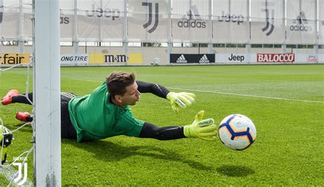 Szczesny renews! - Juventus