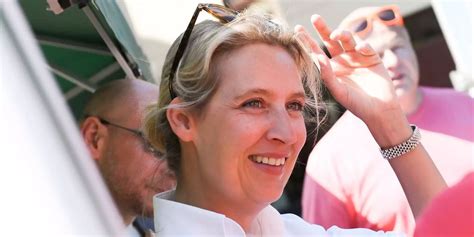 Alice Weidel Partnerin Biel / Heimlicher Umzug: Alice Weidel wohnt ...