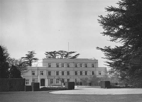 Royal Lodge: A look at Queen's childhood Windsor residence Prince ...