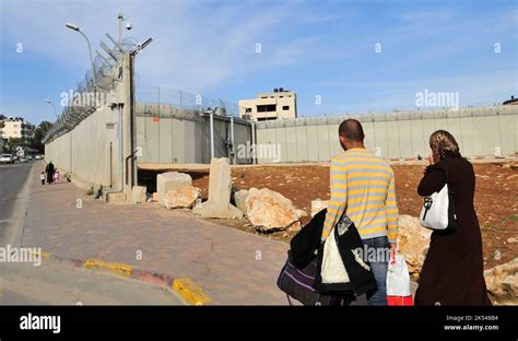 The Israeli West Bank barrier to the north of Jerusalem Stock Photo - Alamy