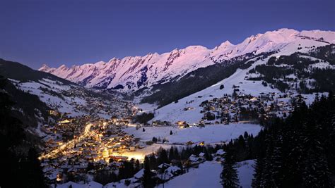 La Clusaz at sunset | La clusaz, Stations de ski, Haute savoie