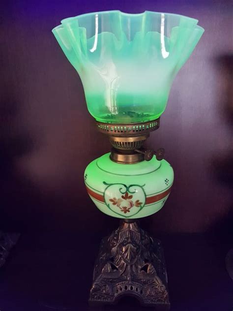 Uranium glass oil lamp - Bronze, Glass - Catawiki