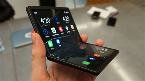 Concept de téléphones pliables: découvrez ces smartphones pliables et roulants - Le monde de la ...