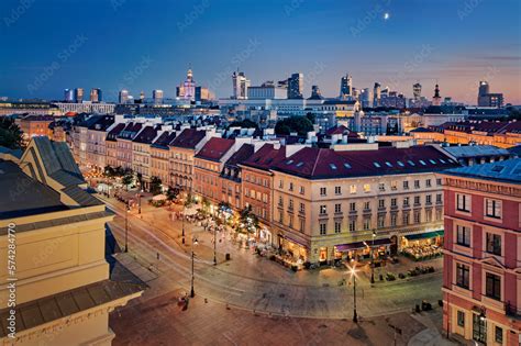 Warszawa nocą wieżowce i stare miasto, Krakowskie Przedmieście, Polska nocą Stock Photo | Adobe ...