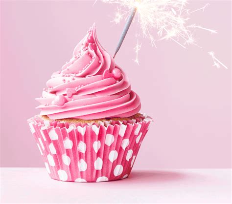 Cupcake Carl In Love GIF by Candy Crush - Find & Share on GIPHY