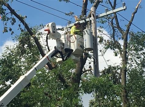 PHOTO Crews Working On Power Outage In Cedar Rapids Iowa From Storm