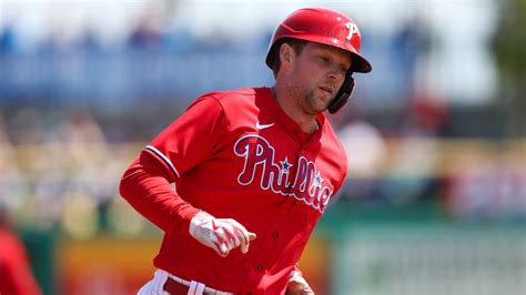 Phillies’ Rhys Hoskins Appears to Suffer Major Knee Injury, Carted off ...