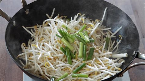 How to Make the Easiest Mung Bean Sprout Stir Fry - WoonHeng
