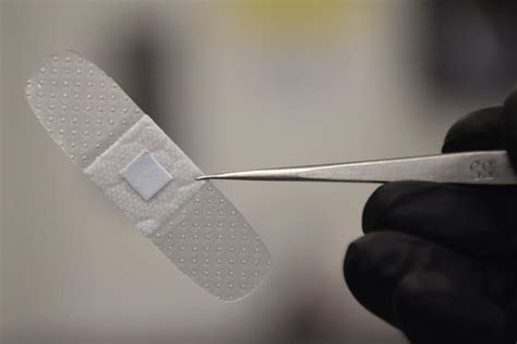 Smart bandage would use light to indicate infections