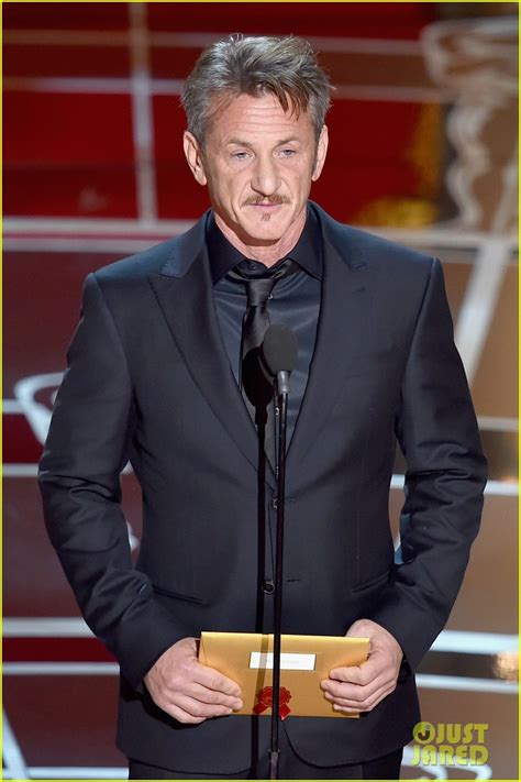 Sean Penn Presents Biggest Award to 'Birdman' at Oscars 2015: Photo ...