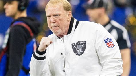 Raiders owner Mark Davis throws both quarterbacks under the bus ...