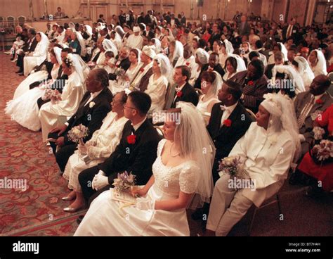 A mass wedding and renewal of vows by the Rev. Sun Myung Moon at the New York Hilton Stock Photo ...