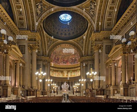 Vista interna alla chiesa della Madeleine Parigi Francia Foto stock - Alamy