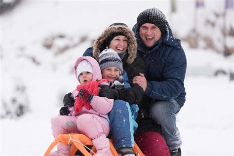 family portrait on winter vacation 11632658 Stock Photo at Vecteezy