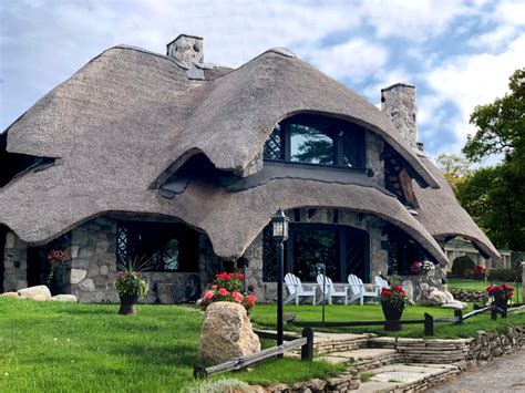 How Much Does a Thatched Roof Cost 2024? Full Cost Guide