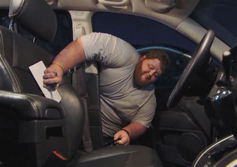 Over 600-Lb. Man Struggles to Fit Into SUV: 'I Really Can't Believe This'