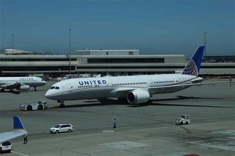 United Airlines halts Newark-Delhi flights on poor air quality | Zee ...