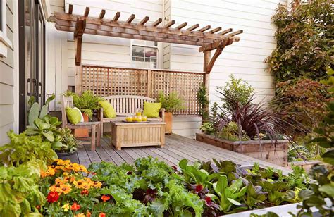 16 Simple Solutions for Small-Space Landscapes | Better Homes & Gardens